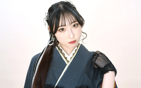 黄色の振袖を着用した女性の成人式前撮りイメージ